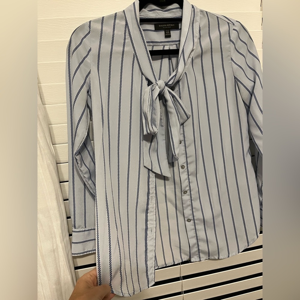 Banana Republic light button down blouse
